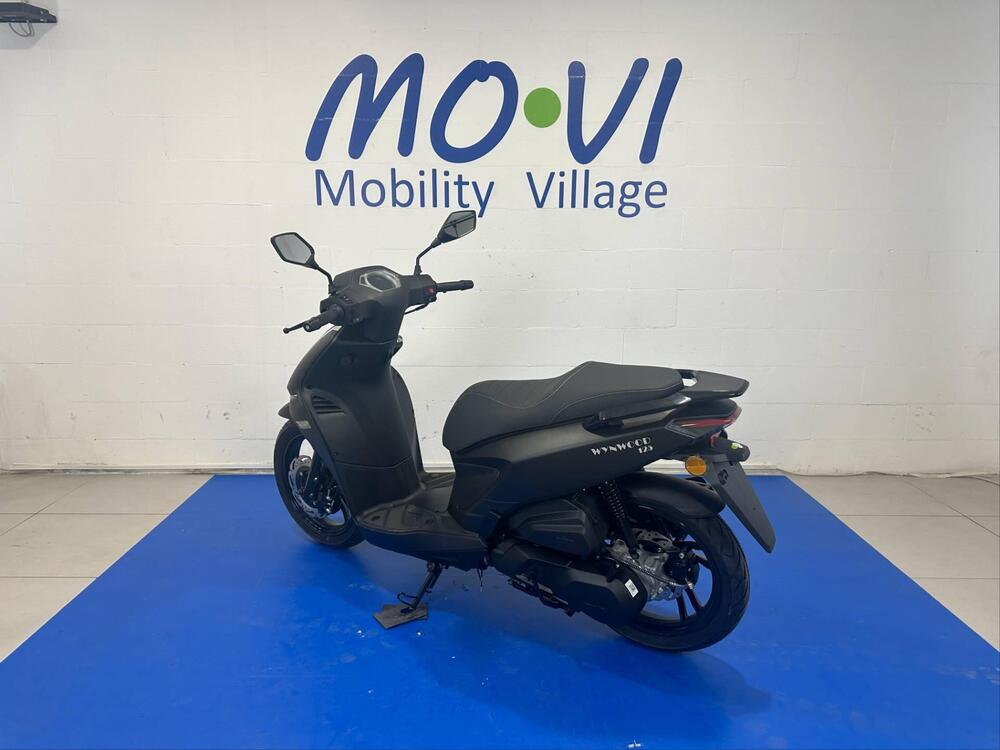 Um Italia Wynwood 125 (2025) (4)