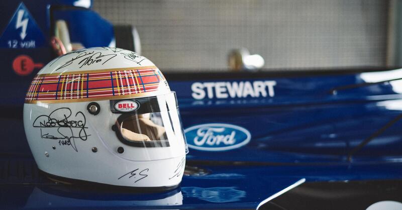 F1. Jackie Stewart, 85 anni, in pista per beneficenza con la sua Tyrrell 006 e un casco firmato da Michael Schumacher