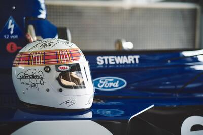 F1. Jackie Stewart, 85 anni, in pista per beneficenza con la sua Tyrrell 006 e un casco firmato da Michael Schumacher
