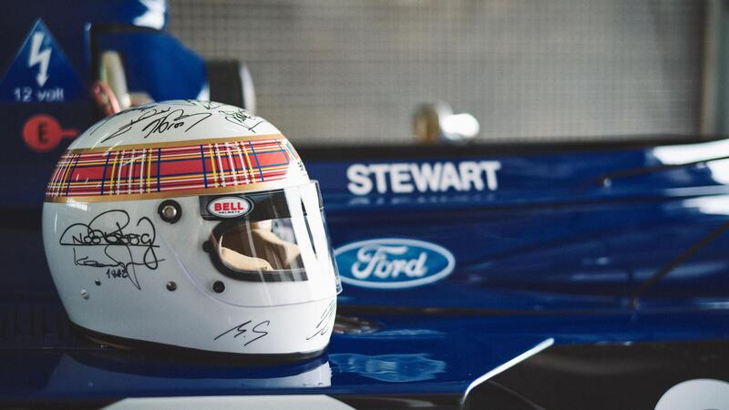 F1. Jackie Stewart, 85 anni, in pista per beneficenza con la sua Tyrrell 006 e un casco firmato da Michael Schumacher