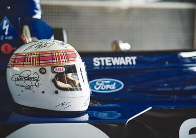 F1. Jackie Stewart, 85 anni, in pista per beneficenza con la sua Tyrrell 006 e un casco firmato da Michael Schumacher