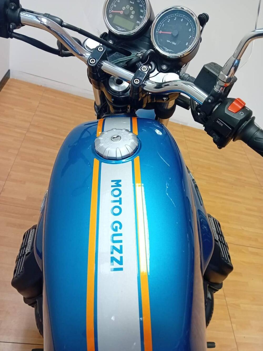 Moto Guzzi V7 II Special (2015 - 17) (4)