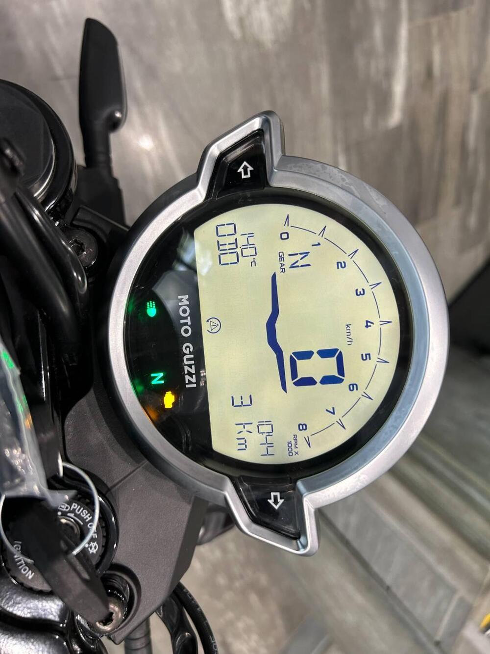 Moto Guzzi V7 Stone (2025) (2)