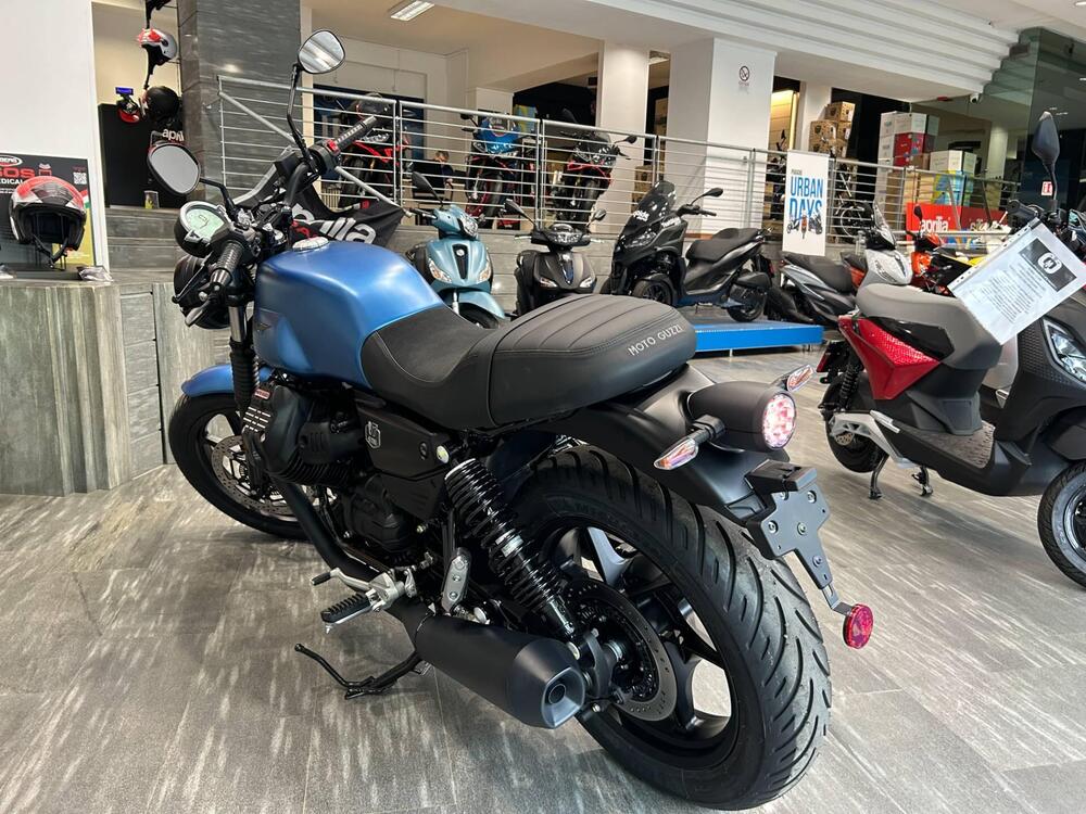 Moto Guzzi V7 Stone (2025) (4)