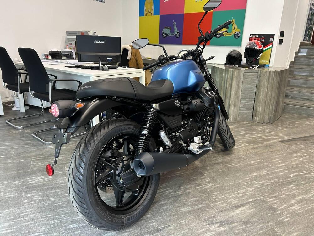 Moto Guzzi V7 Stone (2025) (5)