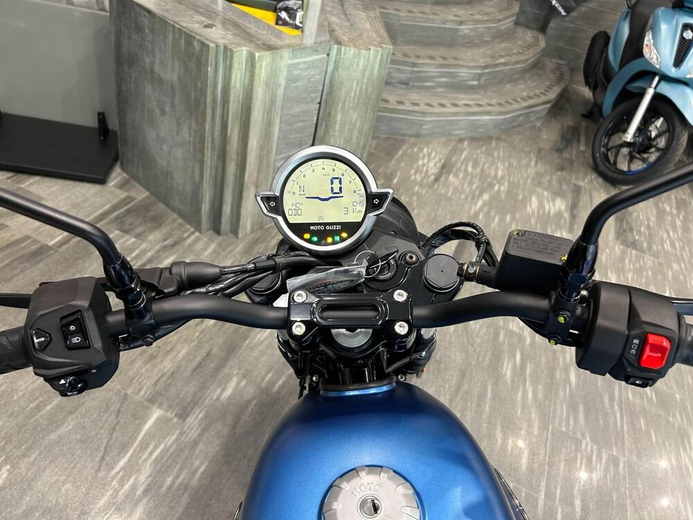 Moto Guzzi V7 Stone (2025) (7)