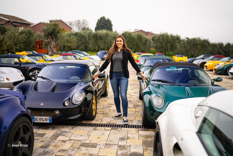 Elisa Artioli in mezzo alle Lotus Elise