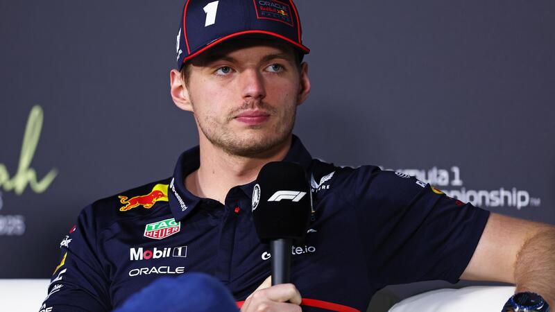 F1. Verstappen show in Arabia Saudita: &quot;Io via da Red Bull? Sono contento del team, ma non della RB21&quot;. Vincere il mondiale? &quot;Non voglio pensarci, siamo lenti&quot;