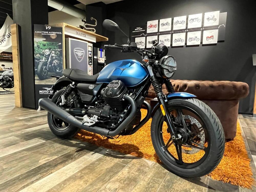 Moto Guzzi V7 Stone (2025)