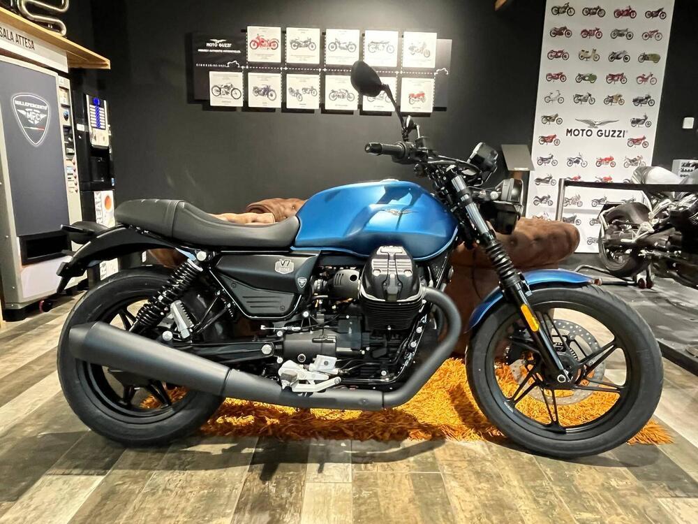 Moto Guzzi V7 Stone (2025) (2)