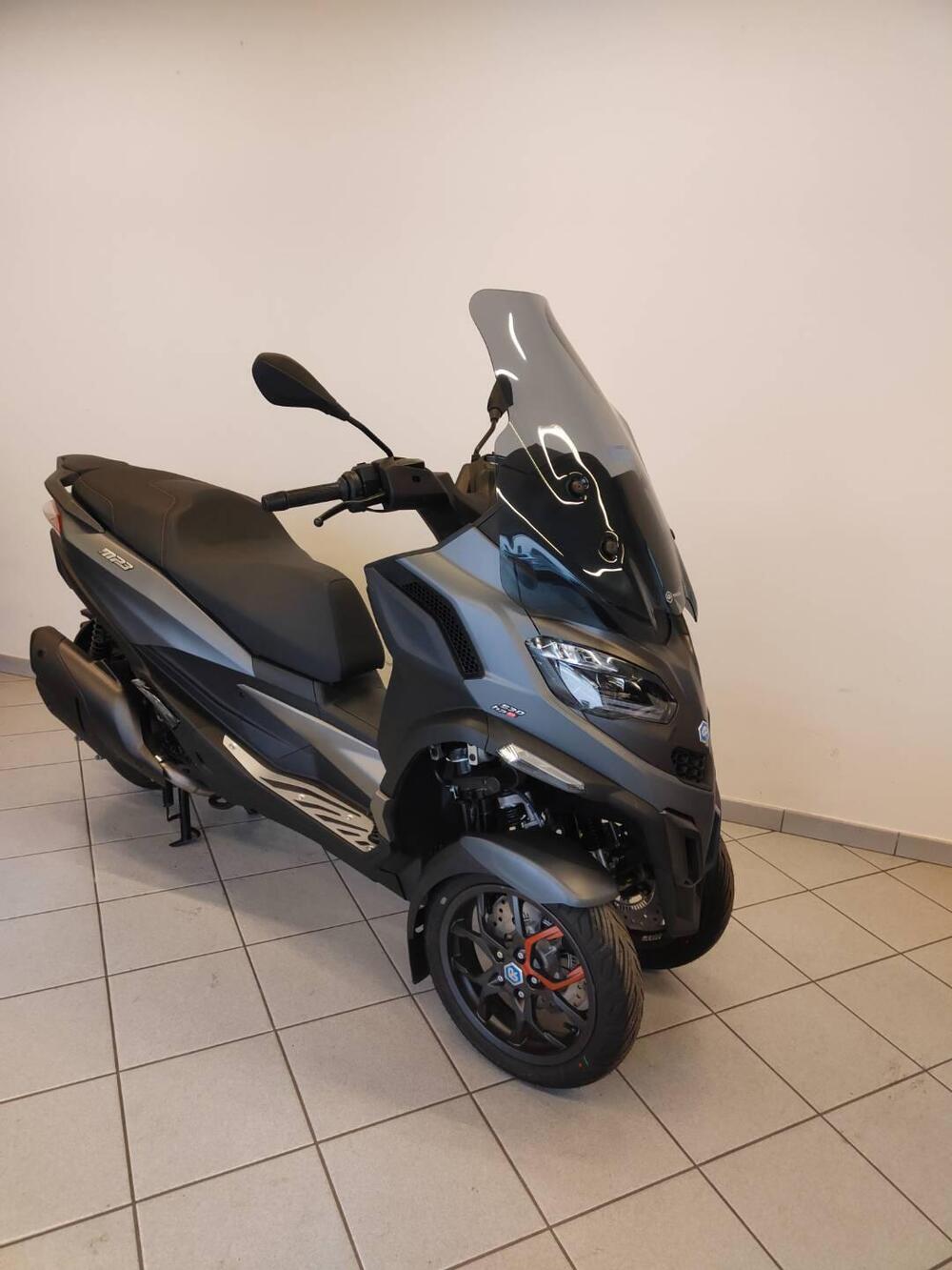 Piaggio MP3 530 Hpe Exclusive (2025) (2)