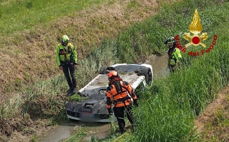 Lamborghini Gallardo, un morto e un ferito ribaltati nel canale