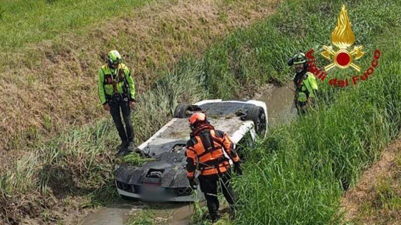 Lamborghini Gallardo, un morto e un ferito ribaltati nel canale