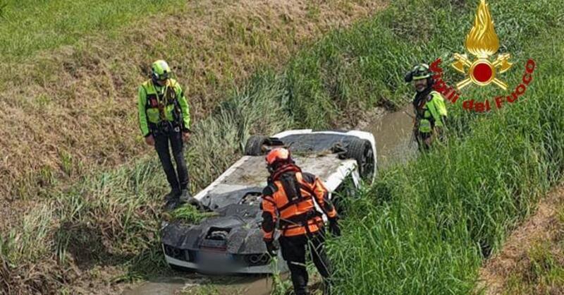 Lamborghini Gallardo, un morto e un ferito ribaltati nel canale