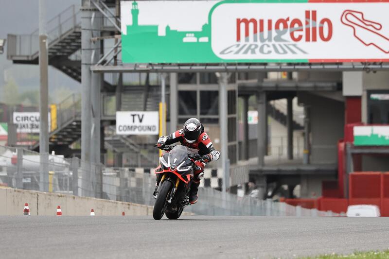 La nuova Tuono V4 Factory sul rettilineo del Mugello