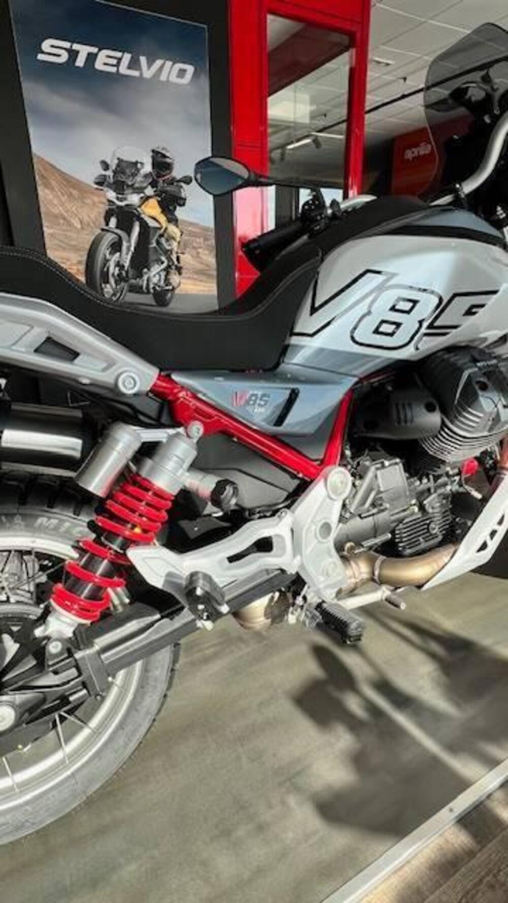 Moto Guzzi V85 TT (2024 - 25) (3)