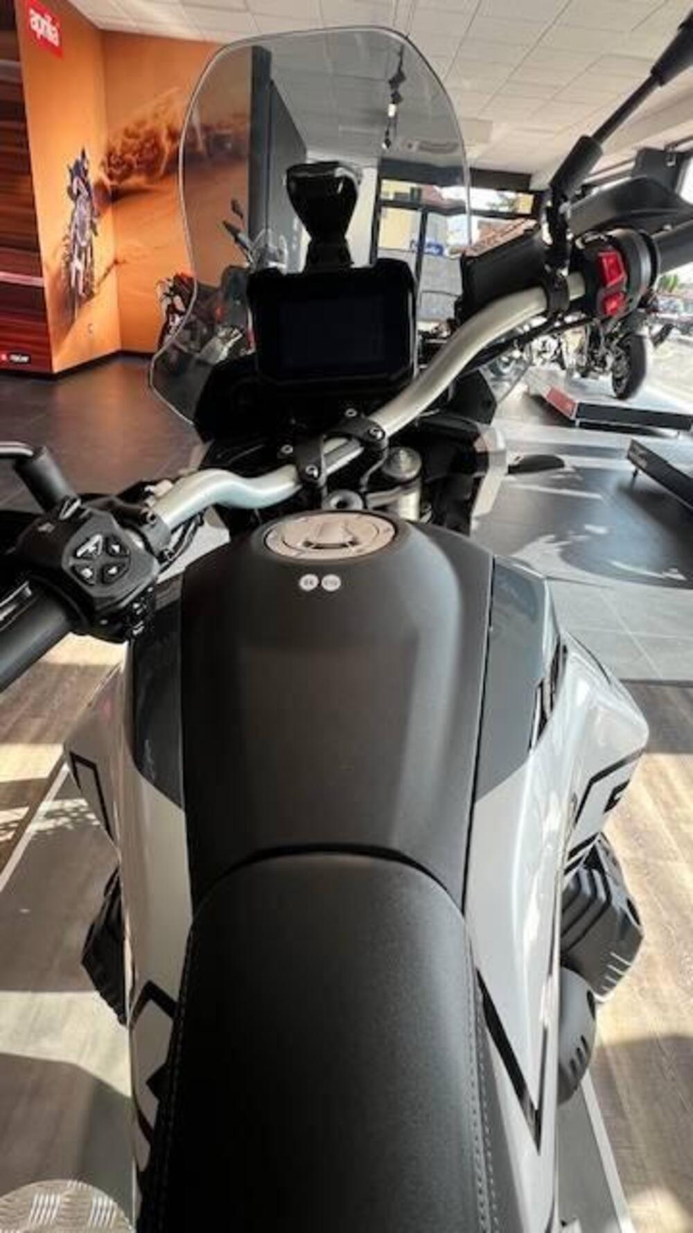 Moto Guzzi V85 TT (2024 - 25) (4)