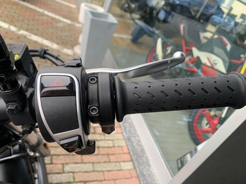 Moto Guzzi V9 Bobber (2021 - 25) (10)