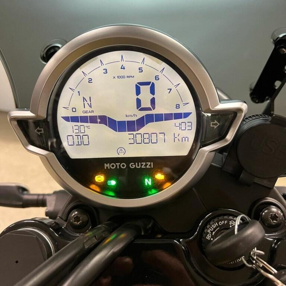 Moto Guzzi V7 Stone (2021 - 24) (5)