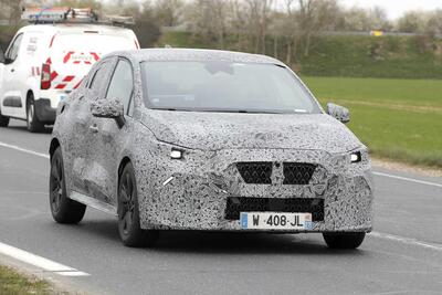 Renault Clio: avvistata la sesta generazione, sempre Full Hybrid [Foto Spia]