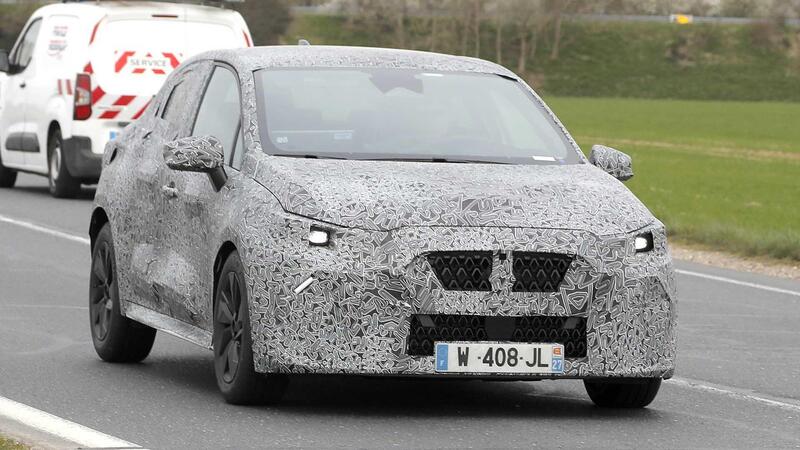 Renault Clio: avvistata la sesta generazione, sempre Full Hybrid [Foto Spia]
