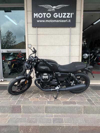 Moto Guzzi V7 Stone (2025) nuova
