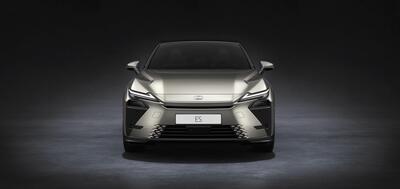 Lexus: arriva la nuova ES, ibrida ed elettrica, dal 2026