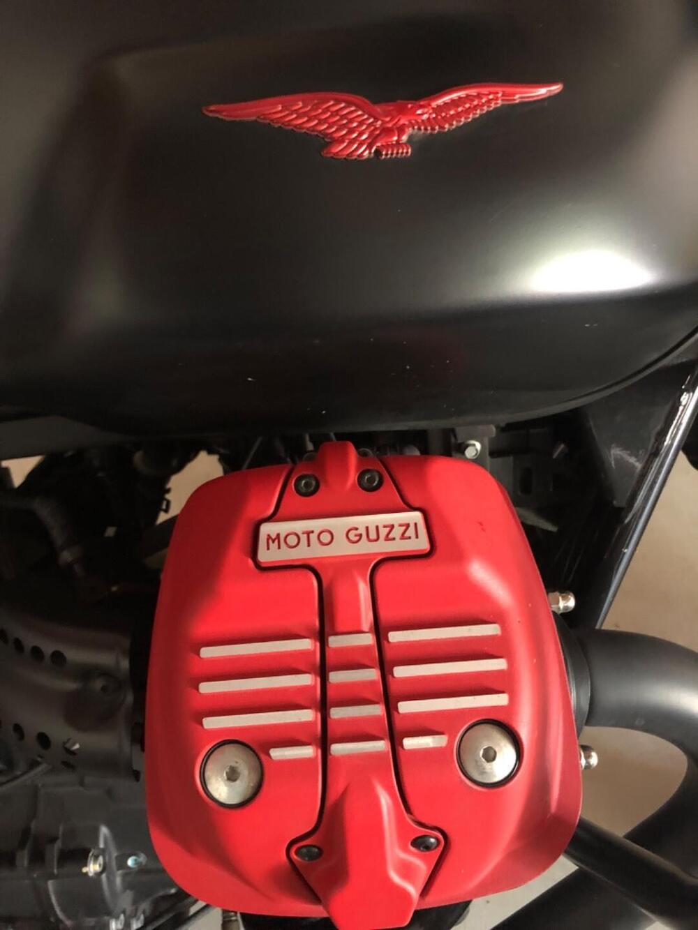 Moto Guzzi V7 III Carbon (2018 - 20) (4)