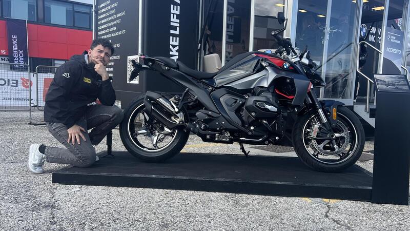 BMW R 1300 R: eccola dal vivo. Il debutto in anteprima mondiale a EICMA Riding Fest 2025 [VIDEO]