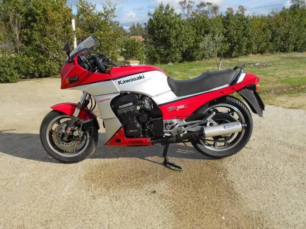 Kawasaki GPZ 900 R (2)