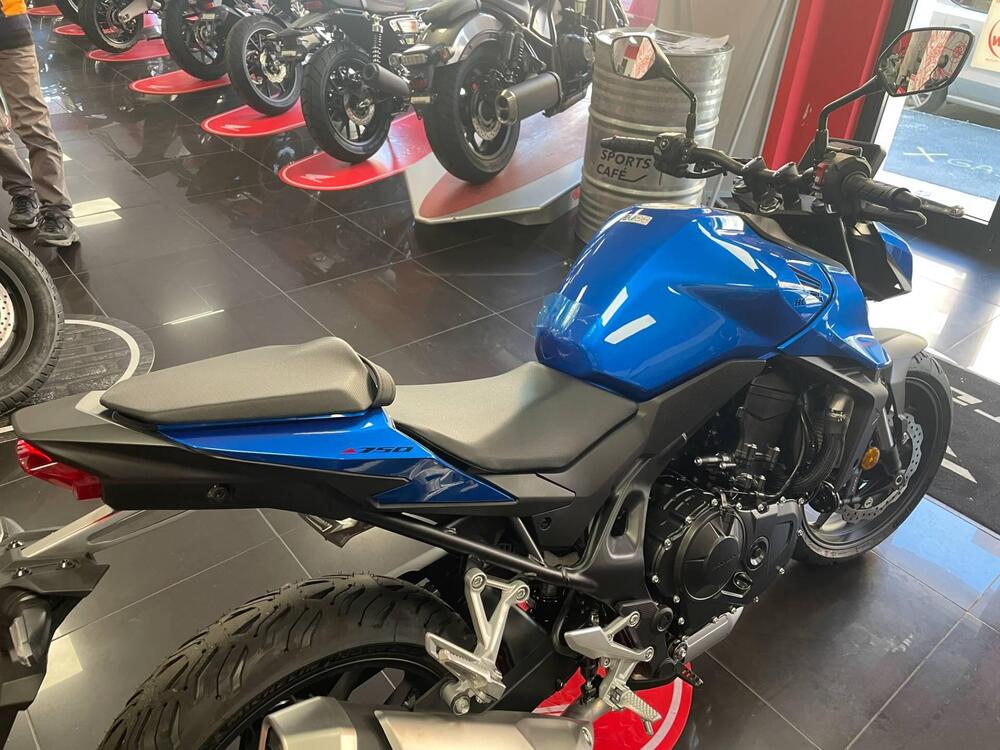 Honda CB 750 Hornet (2025) (5)