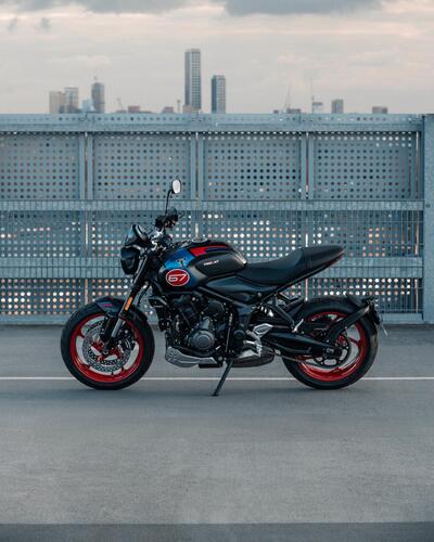 Triumph Trident 660 Triple Tribute Edition 2025: prezzo e scheda tecnica. In onore della leggendaria &ldquo;Slippery Sam&rdquo; [GALLERY]