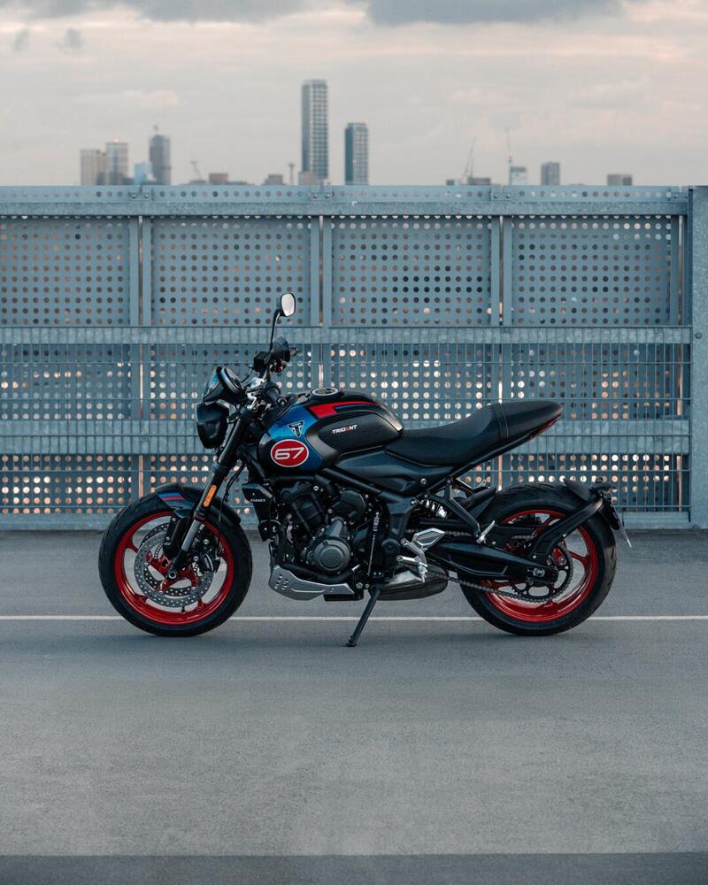 Triumph Trident 660 Triple Tribute Edition 2025: prezzo e scheda tecnica. In onore della leggendaria &ldquo;Slippery Sam&rdquo; [GALLERY]