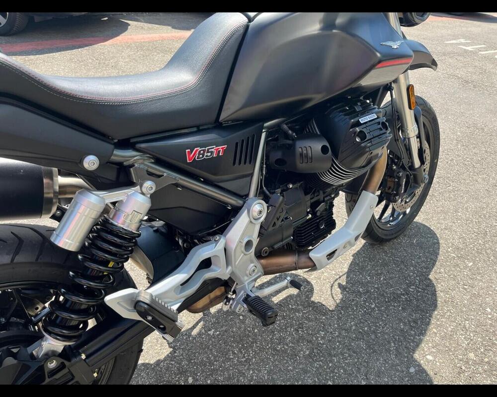 Moto Guzzi V85 TT Evocative Graphics (2021 - 23) (8)