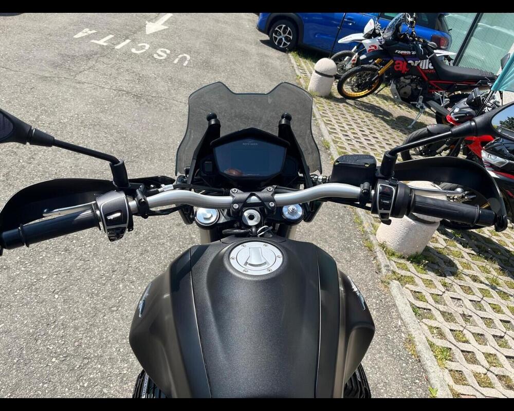 Moto Guzzi V85 TT Evocative Graphics (2021 - 23) (13)