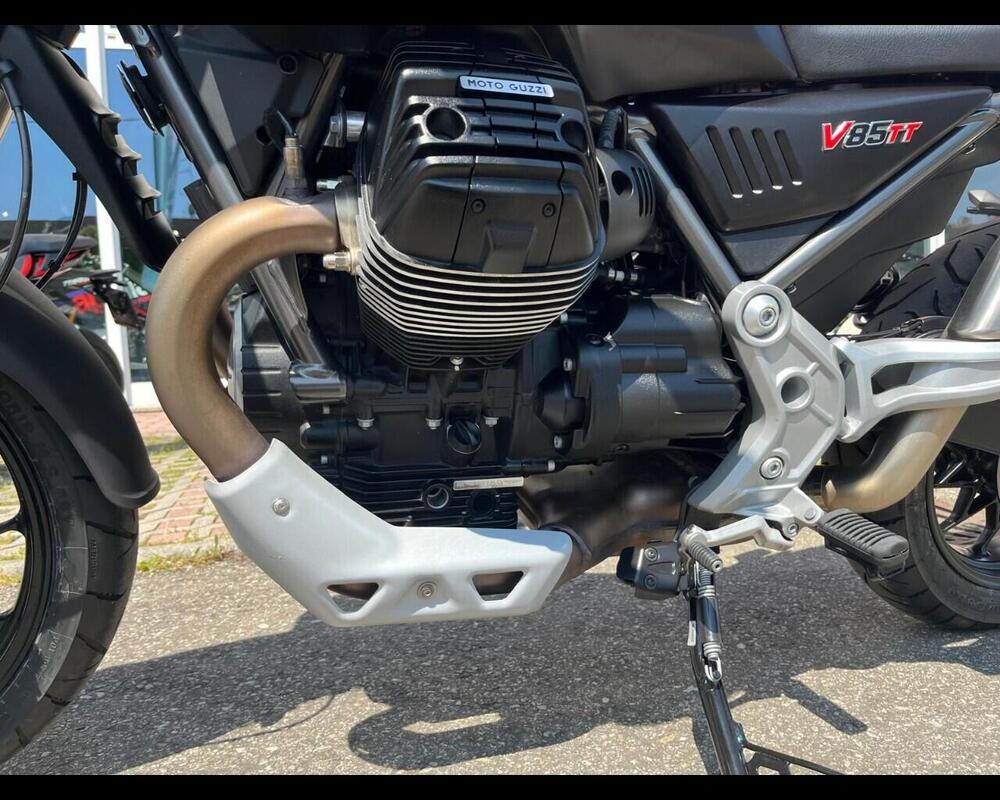 Moto Guzzi V85 TT Evocative Graphics (2021 - 23) (11)