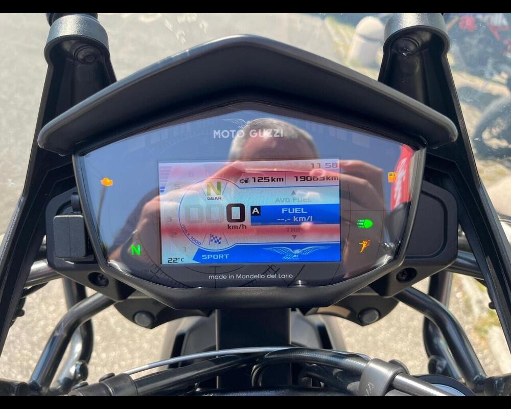 Moto Guzzi V85 TT Evocative Graphics (2021 - 23) (14)