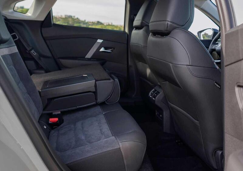 Citroen C4 X (2022-->>) (8)