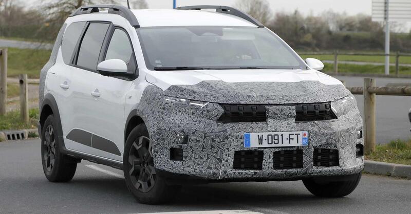 Dacia Jogger 2026: restyling in arrivo, pi&ugrave; tecnologia e motori aggiornati [Foto Spia]