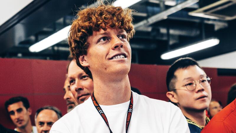 Jannik Sinner e il sogno mai realizzato di correre in F1: &quot;Amo i motori, ma costava troppo iniziare&quot;