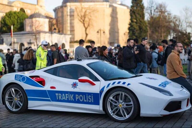 Ma ha senso usare come auto della Polizia le supercar sequestrate?