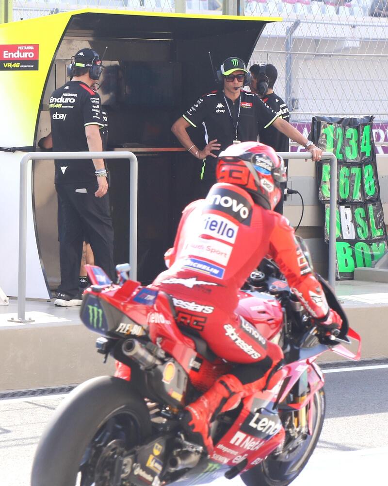 Valentino Rossi che guarda Marc Marquez uscire dal box