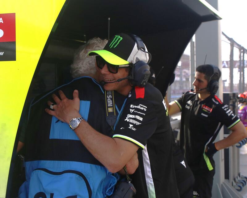 Valentino Rossi abbraccia Gigi Soldano
