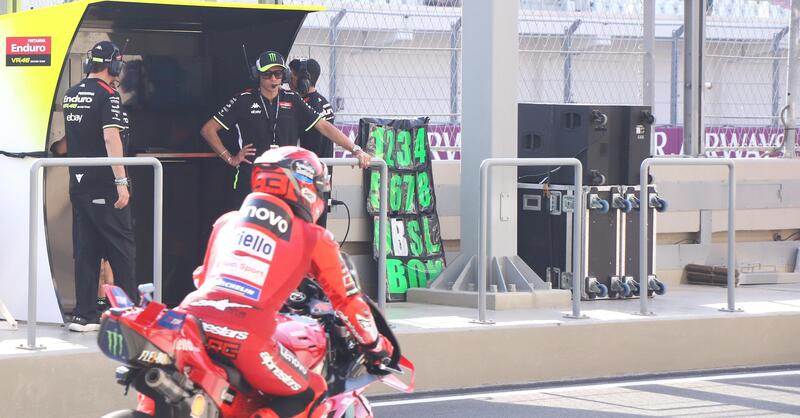 MotoGP 2025. Valentino Rossi che guarda Marc Marquez uscire dai box: la storia di questa e altre foto dal Qatar
