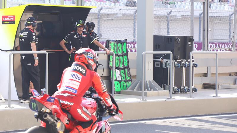 MotoGP 2025. Valentino Rossi che guarda Marc Marquez uscire dai box: la storia di questa e altre foto dal Qatar