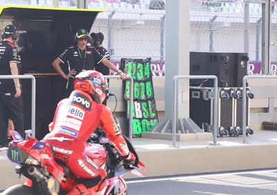 MotoGP 2025. Valentino Rossi che guarda Marc Marquez uscire dai box: la storia di questa e altre foto dal Qatar