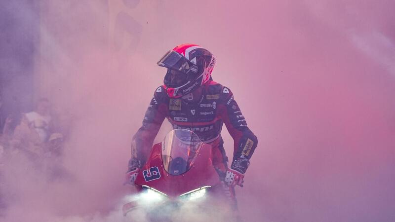 SBK 2025. GP d&#039;Italia a Cremona. La sfilata tricolore con Bulega, Petrucci e Iannone accende Piazza del Duomo [GALLERY]