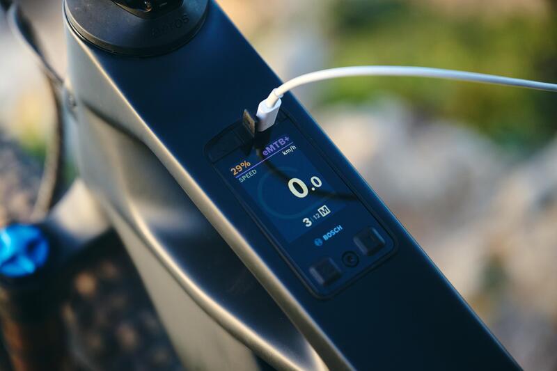 Il nuovo display Kiox 400C di Bosch con presa USB-C per la ricarica dello smartphone
