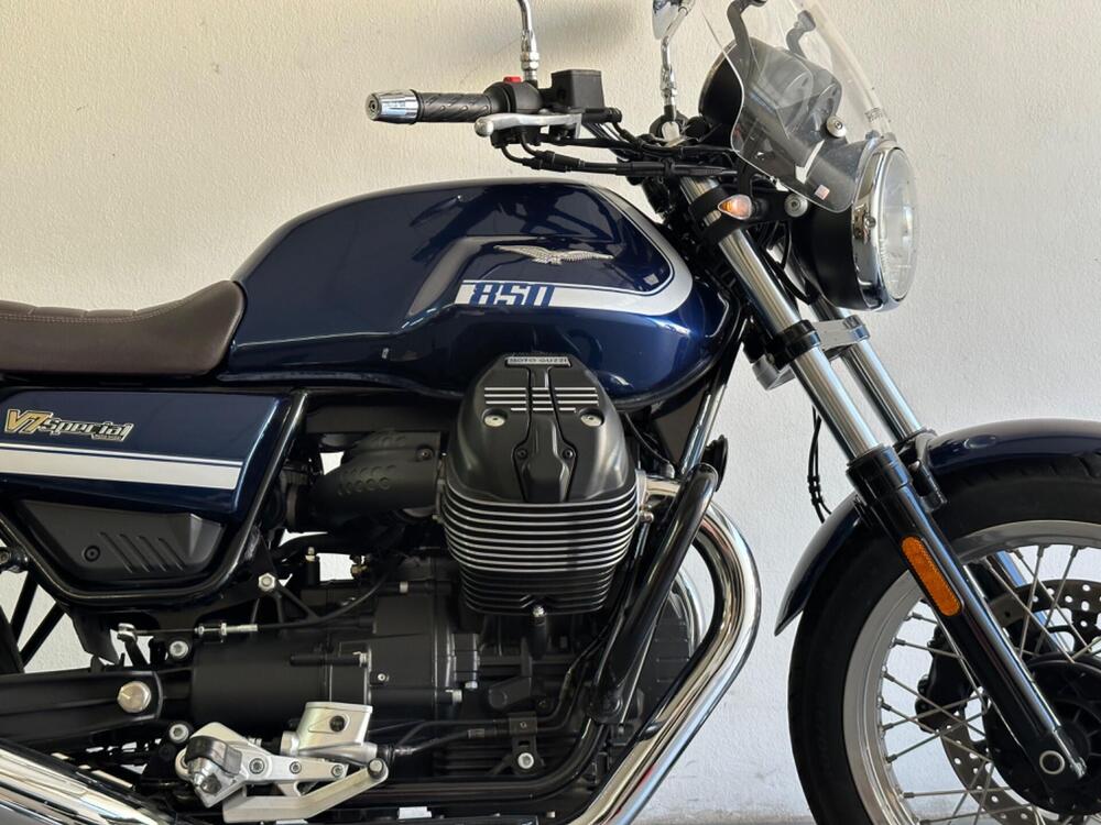 Moto Guzzi V7 Special (2021 - 24) (2)