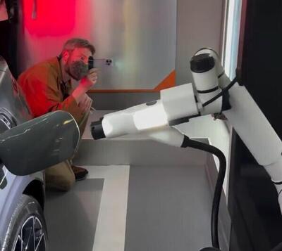 Una ricarica da 007: ecco il video della Zeekr che si rifornisce da sola [VIDEO]